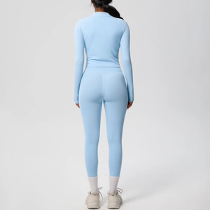 Ensemble de yoga bleu clair avec legging taille haute et veste de fitness ajustée
