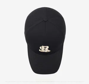 Détail de la broderie dorée SR sur une casquette de baseball en coton noir texturé