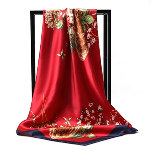 Rotes Satin-Vierecktuch mit Retro-Blumenmuster und dunkelblauem Rand-Design