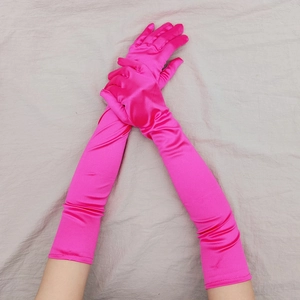 Dettaglio guanti lunghi in raso rosso rosa per feste vintage anni '20 e abiti da sposa