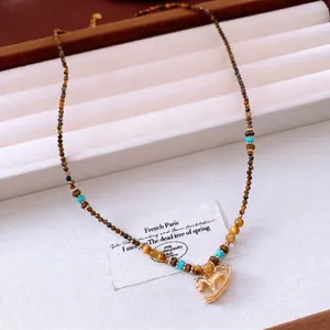 Collier en pierre œil de tigre plaqué or 18 carats avec pendentif cheval à bascule rétro