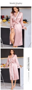 Detailansicht des rosa Satin-Bademantels mit schwarzer Paspelierung und Gürtelverschluss