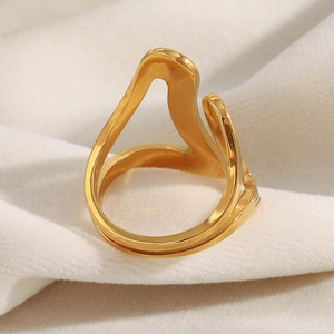 Bague géométrique irrégulière en acier plaqué or 18K sur fond de velours blanc