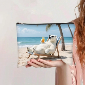 Detail der Canvas-Kosmetiktasche mit süßem Eisbär-Aufdruck und schwarzem Reißverschluss