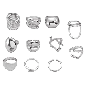Makroaufnahme von 11 silbernen geometrischen Ringen mit flüssigem Metalldesign