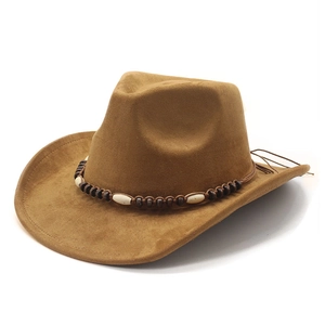 Detail eines braunen Wildleder-Cowboyhuts mit Perlenband und gewebter Verzierung