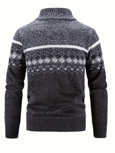 Vue détaillée du dos d'un pull à col roulé pour homme avec dégradé gris et motifs géométriques