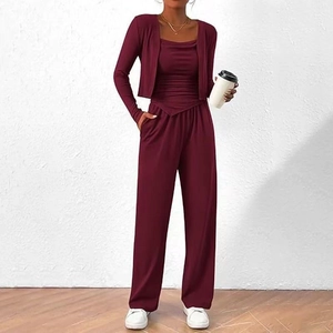 Détails de l'ensemble trois pièces en maille bordeaux montrant la texture du tissu