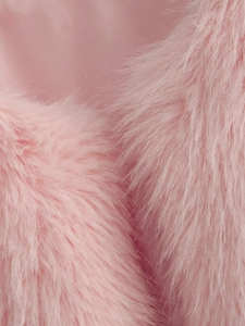 Vue macro détaillée de la texture et du matériau en fausse fourrure rose d'un manteau