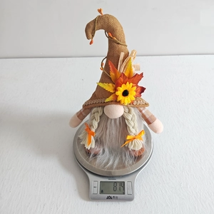 Detail eines beleuchteten Erntedank-Zwergs mit Sonnenblume und Ahornblatt auf dem Hut