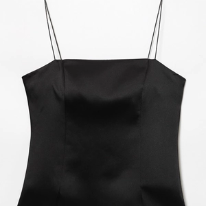 Robe caraco élégante en satin noir avec bordure en dentelle et fines bretelles