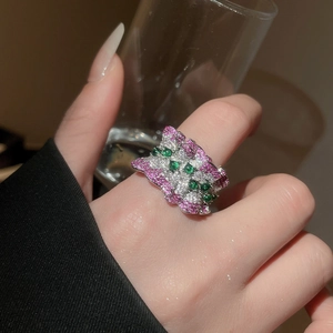 Détail de la bague large ondulée avec oxydes de zirconium roses et blancs sur la main