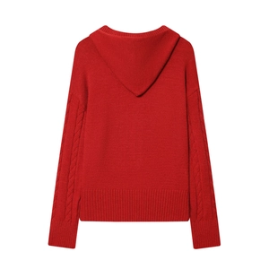 Détail du sweat à capuche rouge avec manches torsadées et finitions en bords-côtes nets
