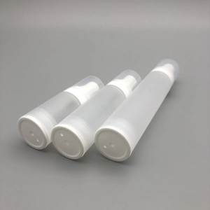 Lot de trois flacons pompes sous vide blancs pour cosmétiques de voyage de tailles variées