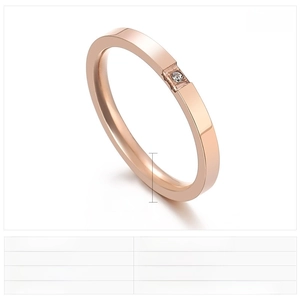 Macro de la bague en acier inoxydable or rose 2mm ornée d'un petit cristal serti unique
