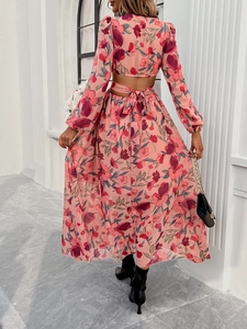 Détails de la robe longue rose fleurie à col en V avec un design élégant dos nu et à nouer