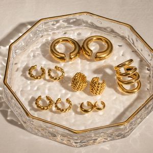 6er-Set goldene Ohrmanschetten mit gedrehtem und Perlendesign auf einem Glastablett