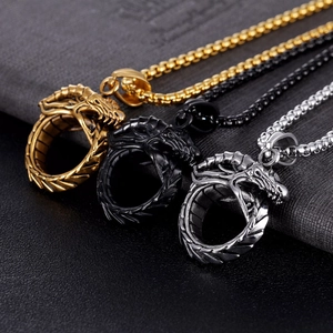 Vue détaillée des pendentifs dragon en acier inoxydable doré, noir et argent poli