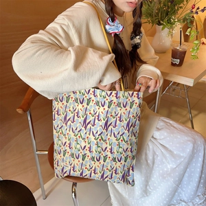Vue détaillée du sac cabas en toile à fleurs avec motifs tulipes dans un café
