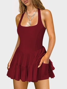 Detailansicht des Lagen-Tüllrocks und der Seitentasche am burgunderroten Neckholder-Kleid