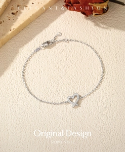 Detail of S925 sterling silver heart bracelet with VVS1 moissanite on vintage stone