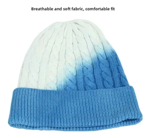 Detaillierte Zopfstrickstruktur und blauer Farbverlauf an einer warmen Wintermütze