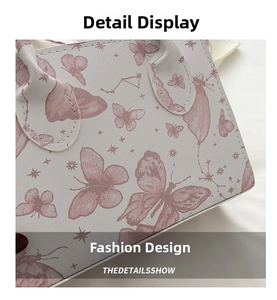 Dettaglio delle stampe a farfalla e delle cuciture fini su una borsa a tracolla alla moda