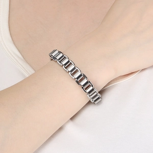 Bracelet chaîne boîte minimaliste en acier inoxydable argenté porté au poignet pour la mode