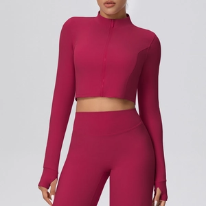 Detail der Damen-Sportjacke mit Daumenlöchern und hochwertigem dehnbarem Funktionsstoff