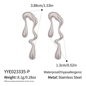 Détail de boucles d'oreilles argentées fluides en acier inoxydable avec spécifications