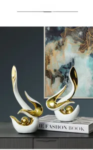 Détail de sculptures abstraites en céramique blanche et dorée de luxe moderne