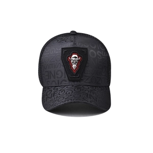Détail de casquette avec écusson crâne brodé et tissu en maille filet