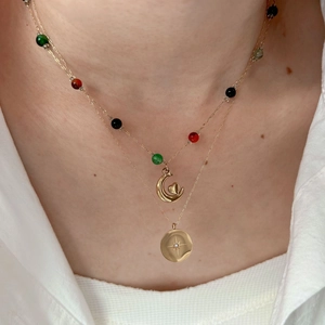 Collier double rang doré avec perles colorées, pendentif lune et médaille étoile