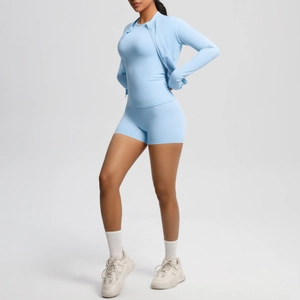 Ensemble de sport 3 pièces bleu clair avec veste zippée, débardeur et short de fitness femme