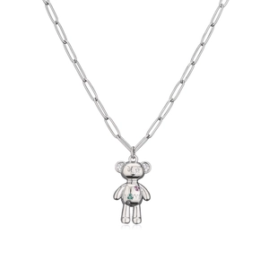 Détail du pendentif ours en argent avec gravure LOVE et gemmes sur chaîne trombone