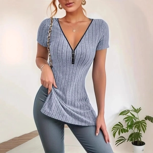 Detail eines grauen Rippstrick-Shirts mit verstellbarem Reißverschluss-V-Ausschnitt