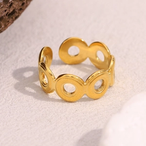 Vue détaillée d'une bague ajustable dorée 18 carats au design géométrique ajouré