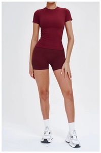 Détail de l'ensemble de fitness bordeaux sans couture avec haut côtelé et short taille haute
