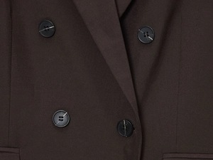 Détail d'un blazer marron foncé avec boutons croisés à motif de marbre noir élégant