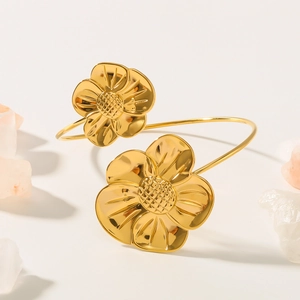 Fashion 18k gold plated stainless steel open bangle with double flower charms