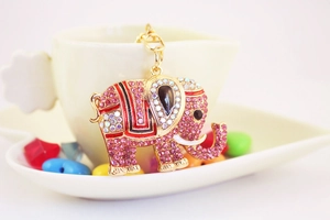 Vue macro d'un porte-clés éléphant en métal doré avec strass roses et multicolores