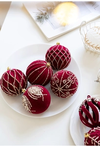Vue détaillée de boules de Noël de 8 cm bordeaux floqué avec des motifs dorés pailletés