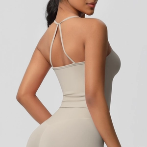 Dettaglio spalline incrociate su reggiseno sportivo beige in morbido tessuto spazzolato