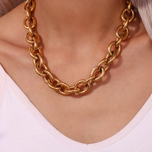 Détail d'un collier à grosses mailles rondes plaqué or 18 carats porté au cou