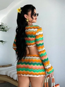 Ensemble en maille deux pièces avec haut court et mini-jupe à motif de vagues