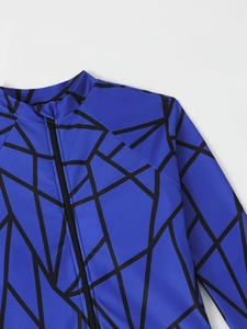 Détail d'un maillot de bain de surf à manches longues avec motif géométrique bleu et noir