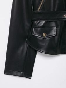 Detailansicht der schwarzen Kunstlederjacke mit Metallreißverschluss und Tasche mit Knopf