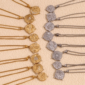 Dettaglio di ciondoli a moneta stile tarocchi con cristalli in oro e argento inox