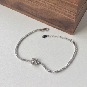 Detail of S925 sterling silver tennis bracelet with cubic zirconia and adjustable chain