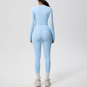 Vista posteriore del set da yoga azzurro con maglia a maniche lunghe e leggings aderenti